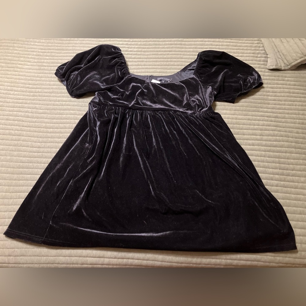 ENGLISH FACTORY
Plus Size Puff Sleeve Velvet Mini Dress - Picture 4 of 9